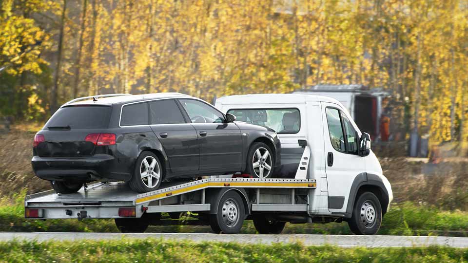 Ein Auto wird auf einem Abschleppwagen verladen und kostenlos bei Autoankauf Sinsheim abgeholt 